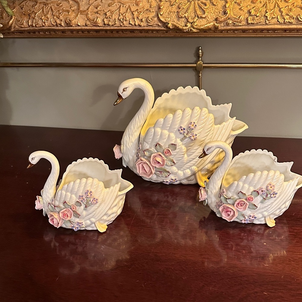 Vintage Porcelain Swan Planter/ or utensils and napkins holder 🍴 Trio